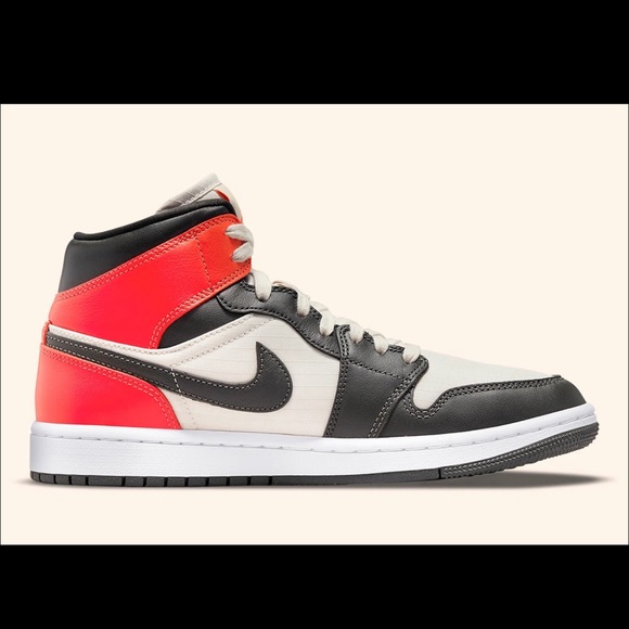 Air Jordan 1 Mid "Light Orewood Brown" Women’s Sz 6 - Picture 2 of 6